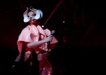 Η Björk καταγράφει σε βιβλίο, την πενταετή περιοδεία της «Cornucopia»