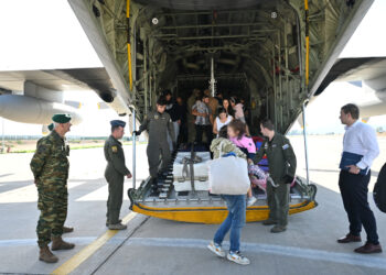 Επαναπατρίστηκαν οι 22 Έλληνες που απεγκλωβίστηκαν από το Λίβανο: Προσγειώθηκε στην Ελευσίνα το C-130 – Δείτε φωτογραφίες