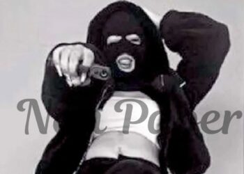 Γλυφάδα: Η 14χρονη εμπλεκόμενη στον ξυλοδαρμό ποζάρει με όπλο και Full Face μάσκα σε σχολική αίθουσα