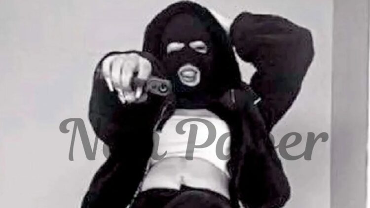 Γλυφάδα: Η 14χρονη εμπλεκόμενη στον ξυλοδαρμό ποζάρει με όπλο και Full Face μάσκα σε σχολική αίθουσα