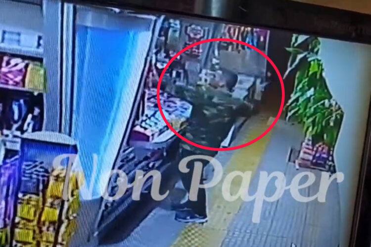 Νέο σοκαριστικό βίντεο: Άνδρας επιτίθεται σε ιδιοκτήτη περιπτέρου στην Ηλιούπολη με γυάλινο μπουκάλι – Τι δήλωσε στο nonpaper