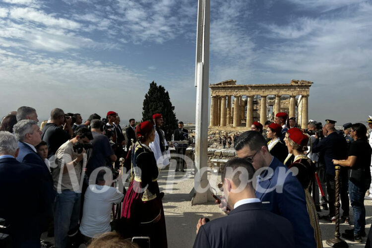 Ογδόντα χρόνια από την απελευθέρωση της Αθήνας από τους ναζί – Η έπαρση της σημαίας στον Ιερό Βράχο της Ακρόπολης (vid)