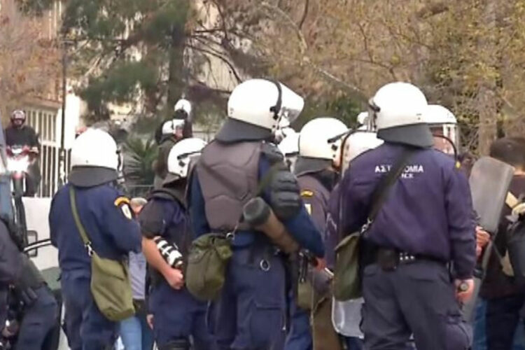 Έφοδος της ΕΛ.ΑΣ σε καταυλισμό στο Ζεφύρι: Οκτώ συλλήψεις για ναρκωτικά και ρευματοκλοπές