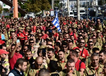 Εποχικοί πυροσβέστες: Διαμαρτυρία έξω από το υπουργείο Κλιματικής Κρίσης – Ζητούν 12μηνη εργασία