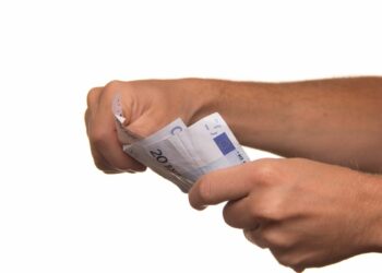 Κατώτατος μισθός: Ξεκινά σήμερα ο διάλογος με τους κοινωνικούς εταίρους –  Νέο μοντέλο υπολογισμού