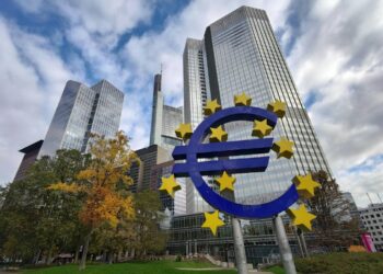 ΕΚΤ: Ανάσα για την ελληνική οικονομία η ταχύτερη μείωση των επιτοκίων