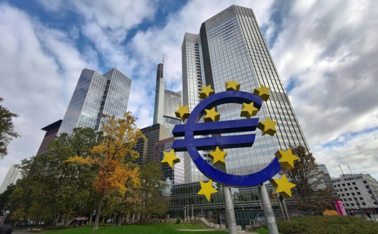 ΕΚΤ: Ανάσα για την ελληνική οικονομία η ταχύτερη μείωση των επιτοκίων
