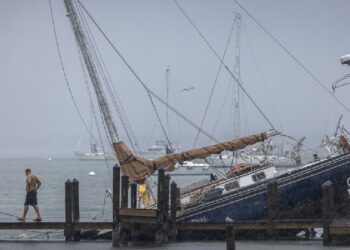 Σαρωτικό πέρασμα του τυφώνα Μίλτον από τη Φλόριντα: Νεκροί, πλημμύρες και Black out σε εκατομμύρια σπίτια
