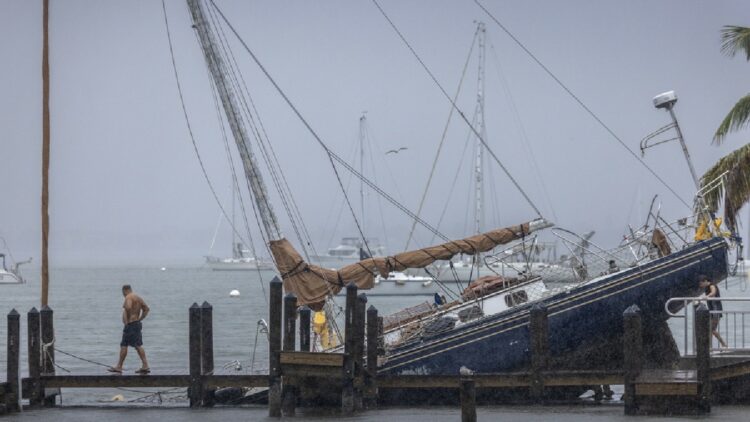 Σαρωτικό πέρασμα του τυφώνα Μίλτον από τη Φλόριντα: Νεκροί, πλημμύρες και Black out σε εκατομμύρια σπίτια