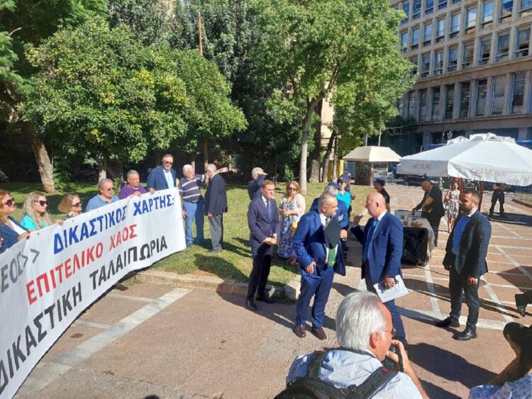 Βγήκαν τα… μαχαίρια μεταξύ Υπουργείου Δικαιοσύνης και δικηγόρων – Κόντρα για το νέο δικαστικό χάρτη