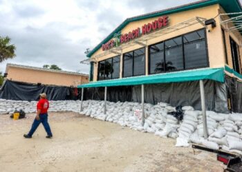 ΗΠΑ: Ο κυκλώνας Μίλτον βρίσκεται σε απόσταση περίπου 650 χιλιομέτρων ΝΔ της πόλης Τάμπα στη Φλόριντα