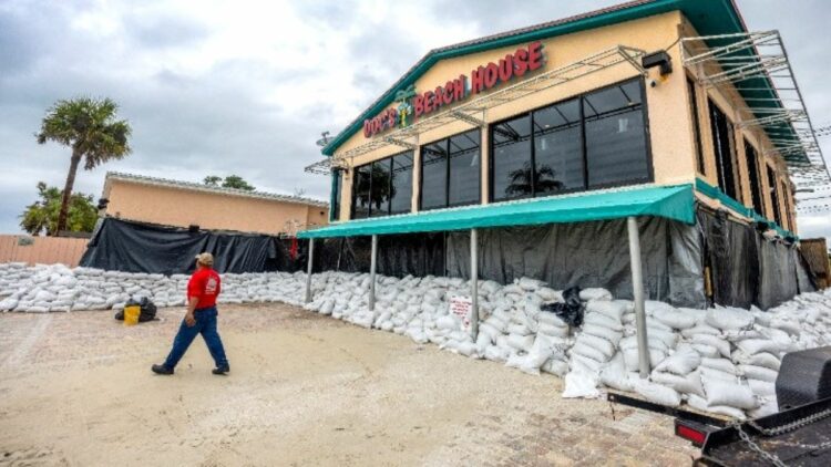 ΗΠΑ: Ο κυκλώνας Μίλτον βρίσκεται σε απόσταση περίπου 650 χιλιομέτρων ΝΔ της πόλης Τάμπα στη Φλόριντα