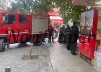 Φωτιά σε επίγειους κάδους στην Ερμού: Μεγάλη επιχείρηση Πυροσβεστικής και ΕΛΑΣ (video)