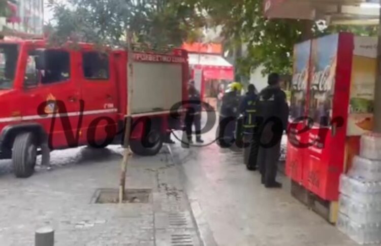 Φωτιά σε επίγειους κάδους στην Ερμού: Μεγάλη επιχείρηση Πυροσβεστικής και ΕΛΑΣ (video)