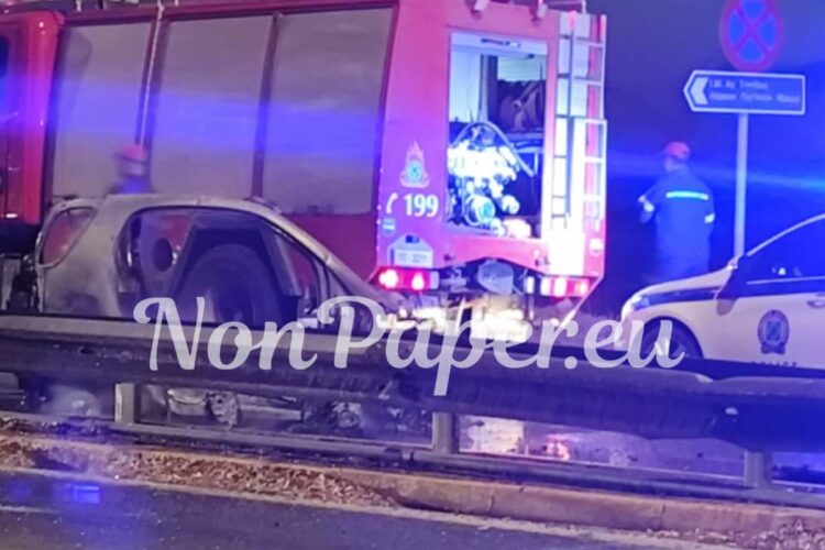 Φωτιά σε αυτοκίνητο στη Λεωφόρο Μαραθώνος – Κάηκε ολοσχερώς μετά από πρόσκρουση σε κολόνα (Photo)