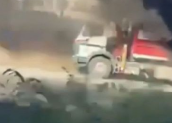 Φωτιά σε φορτηγό στη λεωφόρο Κηφισού στο ρεύμα προς Πειραιά – Μποτιλιάρισμα στο σημείο