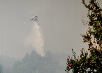Φωτιά τώρα στη Σέριφο: Ένα αεροσκάφος στο μέτωπο, αναμένονται ενισχύσεις από την Πάρο
