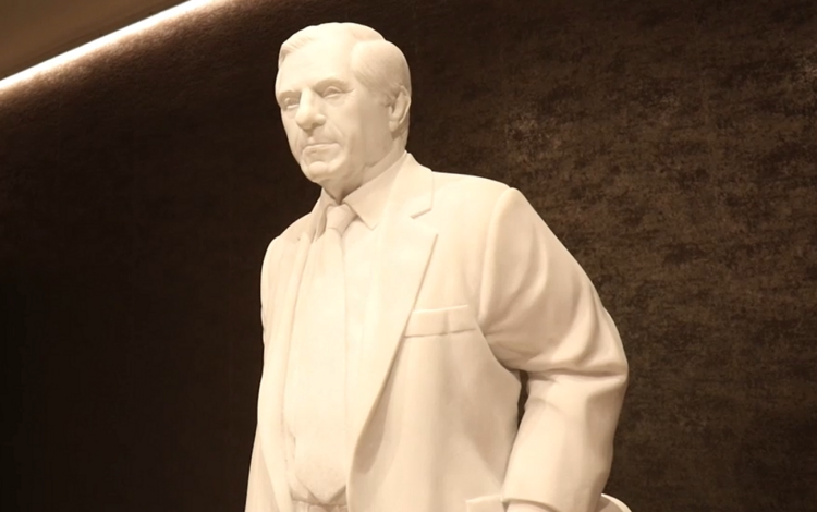 Το άγαλμα του Παύλου Γιαννακόπουλου από τα VIP του ανακαινισμένου ΟΑΚΑ