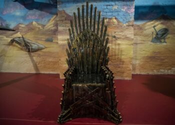 Game of Thrones: Πλήρωσε σχεδόν 1,5 εκατομμύριο δολάρια για να αποκτήσει τον «Σιδηρούν Θρόνο» σε δημοπρασία