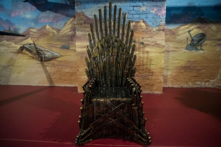 Game of Thrones: Πλήρωσε σχεδόν 1,5 εκατομμύριο δολάρια για να αποκτήσει τον «Σιδηρούν Θρόνο» σε δημοπρασία