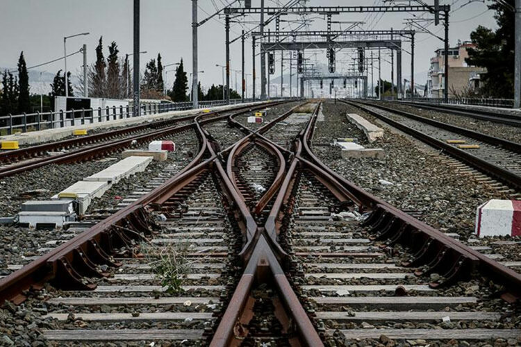 Ελευσίνα: Συνελήφθη επ’ αυτοφώρω 43χρονος να κλέβει μεταλλικά αντικείμενα από σιδηροδρομικές γραμμές