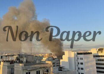 Φωτιά τώρα σε αποθήκη στον Πειραιά – Μήνυμα από το 112 για τους καπνούς – Έκλεισε ο σταθμός του ΗΣΑΠ – Δείτε βίντεο