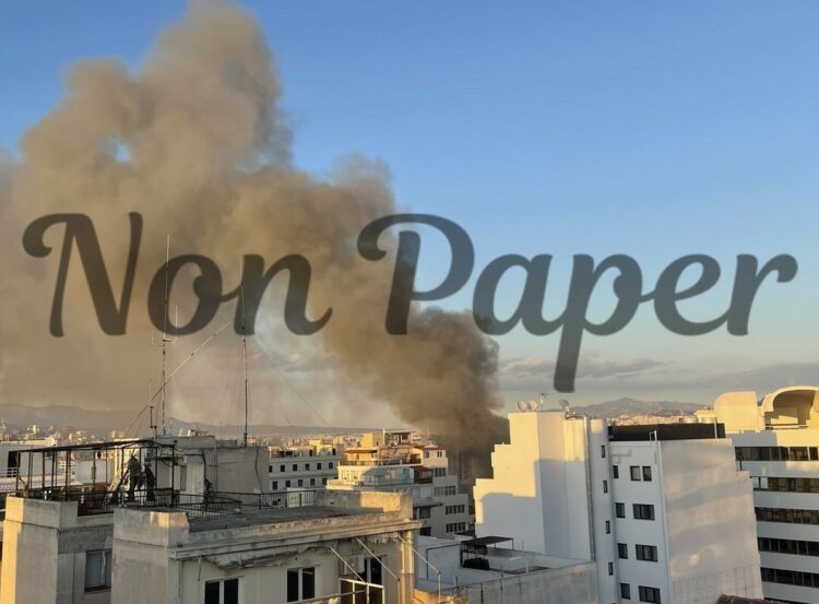 Φωτιά τώρα σε αποθήκη στον Πειραιά – Μήνυμα από το 112 για τους καπνούς – Έκλεισε ο σταθμός του ΗΣΑΠ – Δείτε βίντεο