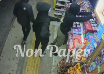 Ηλιούπολη: Καρέ-καρέ ληστεία σε περίπτερο – Ανήλικος απειλεί με όπλο τον υπάλληλο (video)