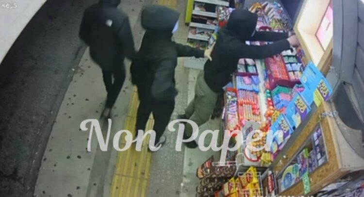 Ηλιούπολη: Καρέ-καρέ ληστεία σε περίπτερο – Ανήλικος απειλεί με όπλο τον υπάλληλο (video)