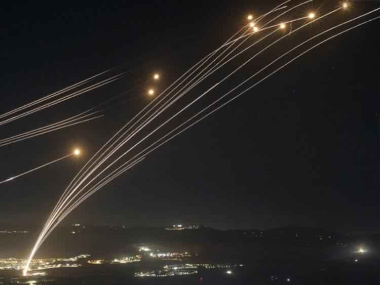 Το Ιράν εξαπέλυσε πάνω από 200 πυραύλους κατά του Ισραήλ: Σειρήνες ηχούν σε όλη τη χώρα – Οι πολίτες τρέχουν στα καταφύγια