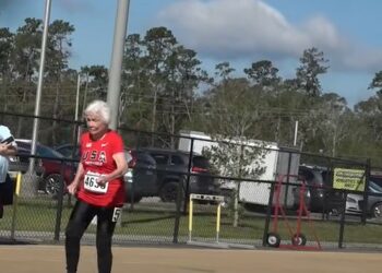 Τζούλια Χόκινς: Πέθανε η «σούπερ γιαγιά» που έκανε το παγκόσμιο ρεκόρ σε ηλικία 105 ετών