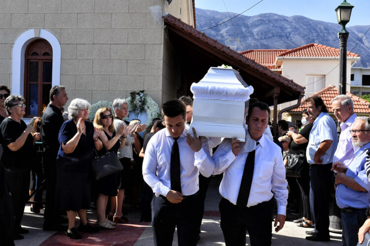 Πένθος στο Ξυλόκαστρο: Σε βαρύ κλίμα η κηδεία των δύο φίλων που έχασαν τη ζωή τους στη φωτιά