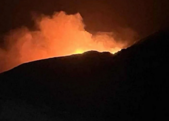 Κίμωλος: Βελτιωμένη η εικόνα της φωτιάς – Δεν απειλεί οικισμούς, ενισχύσεις από Μήλο για την κατάσβεσή της