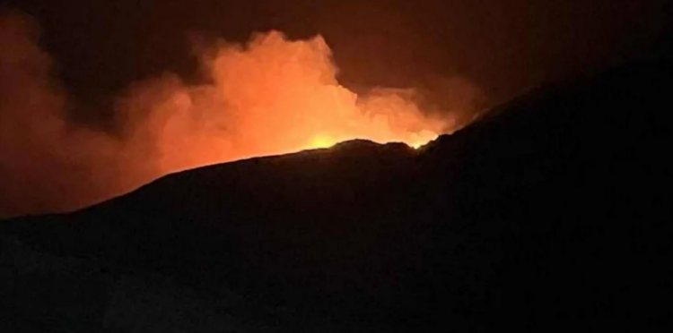 Κίμωλος: Βελτιωμένη η εικόνα της φωτιάς – Δεν απειλεί οικισμούς, ενισχύσεις από Μήλο για την κατάσβεσή της