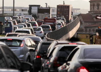 Κίνηση στους δρόμους: Στο «κόκκινο» η Αττική Οδός -Σε ποιους δρόμους έχει μποτιλιάρισμα