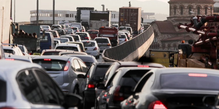 Κίνηση στους δρόμους: Στο «κόκκινο» η Αττική Οδός -Σε ποιους δρόμους έχει μποτιλιάρισμα