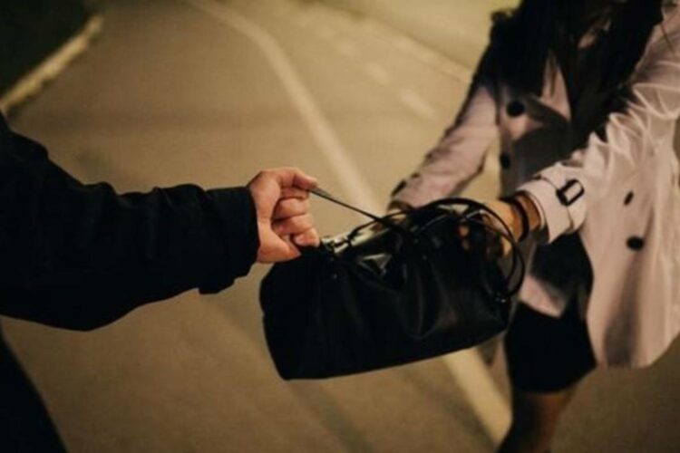 Έκλεβαν διερχόμενους στο κέντρο της Αθήνας – Δύο συλλήψεις εκ των οποίων ένας ανήλικος
