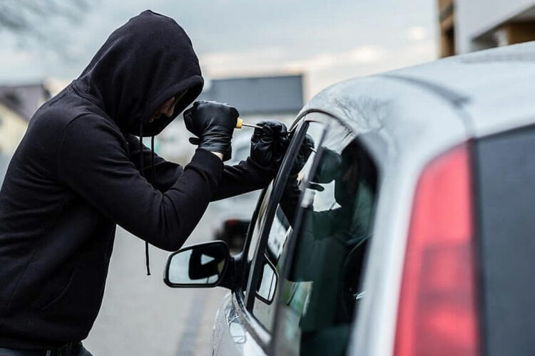 Σύλληψη 61χρονου στην Αθήνα για διακεκριμένες κλοπές από αυτοκίνητα – Αναζητείται συνεργός