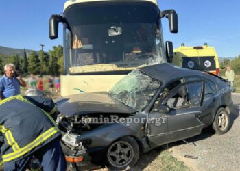 Λαμία: Ένας νεκρός έπειτα από τροχαίο – Αυτοκίνητο «καρφώθηκε» σε λεωφορείο του ΚΤΕΛ Φθιώτιδας – (photo & video)
