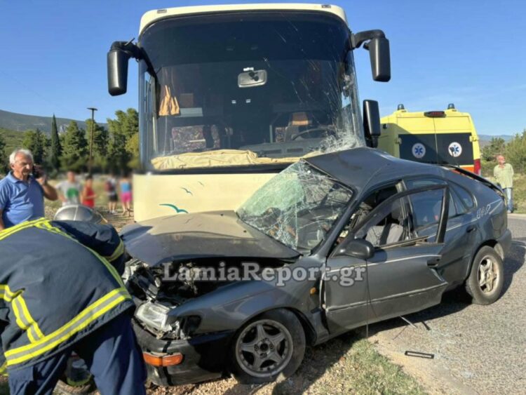 Λαμία: Ένας νεκρός έπειτα από τροχαίο – Αυτοκίνητο «καρφώθηκε» σε λεωφορείο του ΚΤΕΛ Φθιώτιδας – (photo & video)