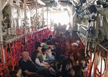 Λίβανος: Επιτυχής η επιχείρηση απεγκλωβισμού 60 Ελλήνων και Κυπρίων με το ελληνικό C-130 (photos)