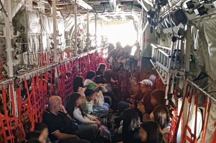 Λίβανος: Επιτυχής η επιχείρηση απεγκλωβισμού 60 Ελλήνων και Κυπρίων με το ελληνικό C-130 (photos)