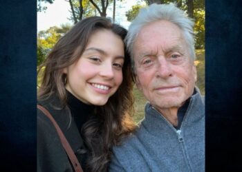 Μάικλ Ντάγκλας: Έβγαλε Selfie με την 21χρονη κόρη του στο Instagram