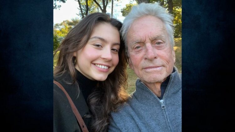 Μάικλ Ντάγκλας: Έβγαλε Selfie με την 21χρονη κόρη του στο Instagram