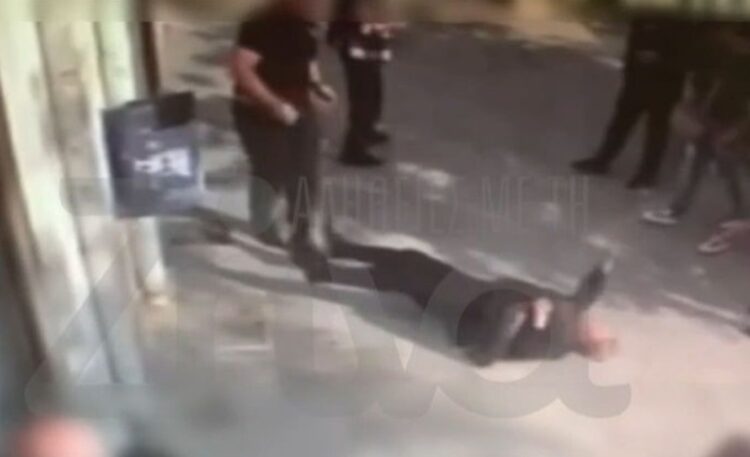 Μενίδι: Η στιγμή που ο 18χρονος σπρώχνει την 72χρονη έξω από τράπεζα (video)