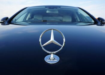 Ο Έλον Μασκ διαψεύδει δημοσίευμα ότι εργαζόταν παράνομα στις ΗΠΑ τη δεκαετία του 1990