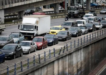 Αυξημένα μέτρα της Τροχαίας λόγω 28ης Οκτωβρίου – Απαγόρευση κυκλοφορίας των φορτηγών άνω των 3,5 τόνων