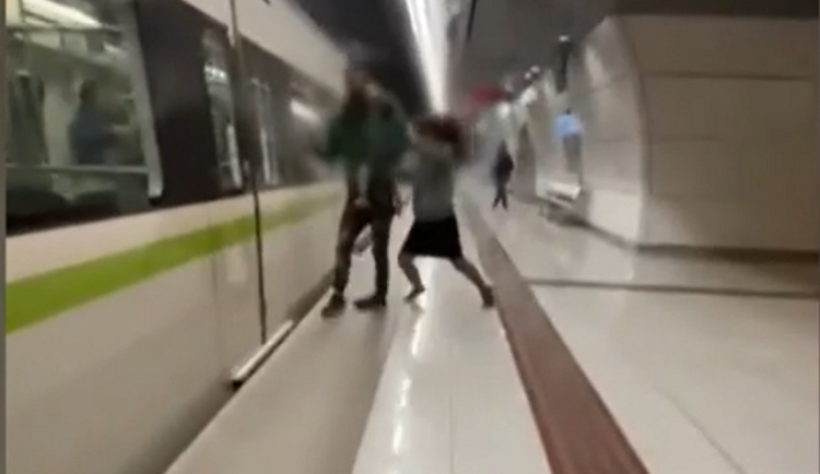 μετρό καβγάς