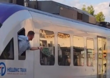 Προαστιακός: Απολύθηκε ο ελεγκτής που μιλούσε στο κινητό του την ώρα που περνούσε συρμός