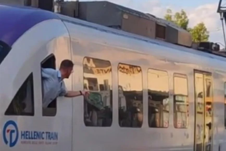 Προαστιακός: Απολύθηκε ο ελεγκτής που μιλούσε στο κινητό του την ώρα που περνούσε συρμός